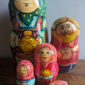 Vintage Russian doll family, 5 wooden nesting Matryoshka dolls in mint condition
