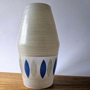 Paralume a sospensione sottile in vetro acidato bianco della metà del secolo degli anni &#39;60, con foglie blu e bianche