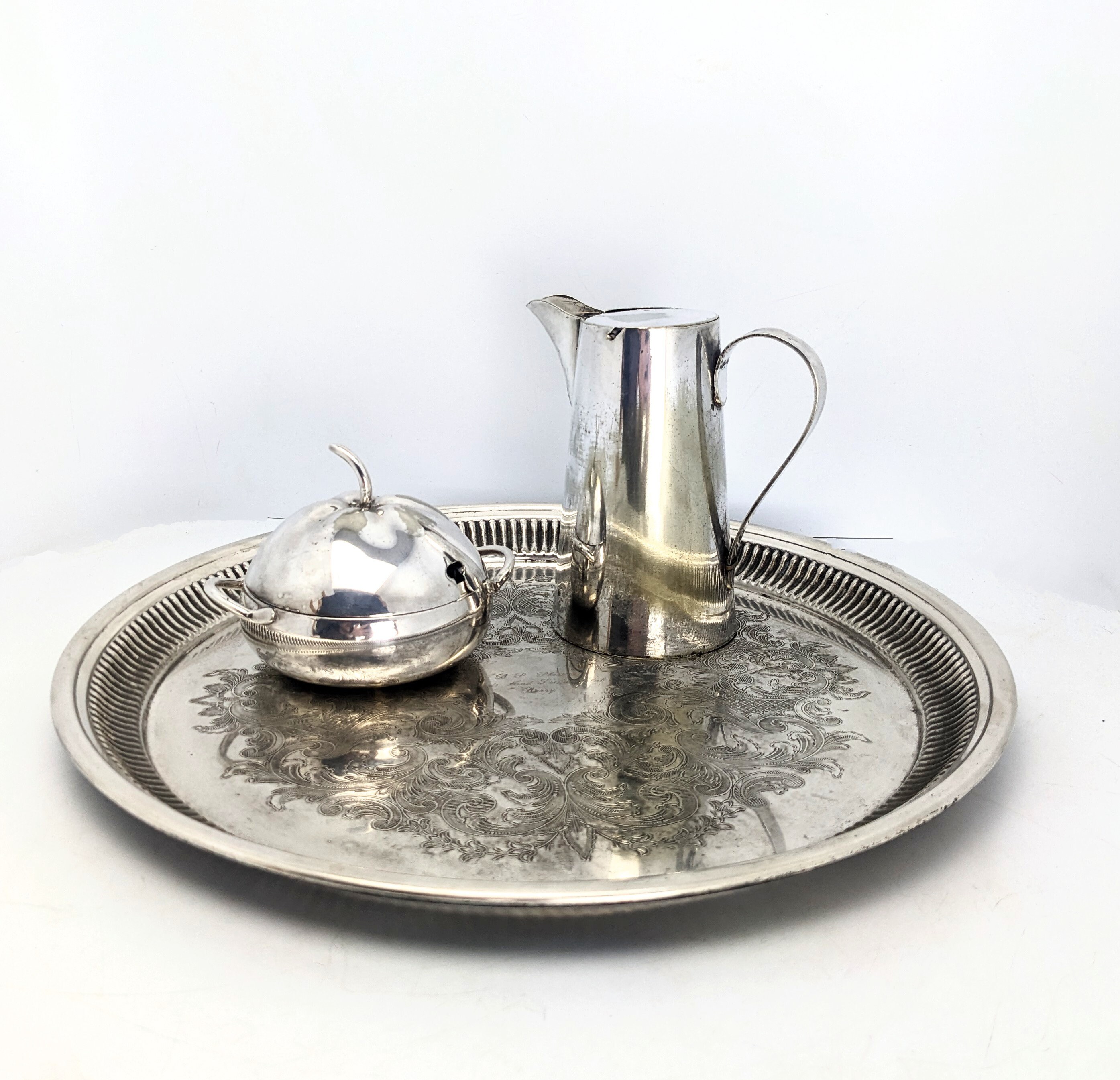 ヴィンテージの銀メッキドリンクトレイ、ミルクジャグ、リンゴ型の