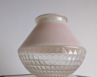 Hanglampenkap van glas met lichtbreking uit het midden van de vorige eeuw