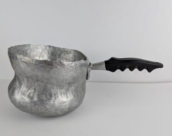 Sartén vintage martillada con base de cuenco y orificio para colgar