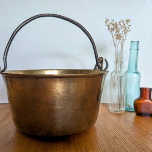 Kleine 19e-eeuwse antieke koperen kookpot met smeedijzeren handvat