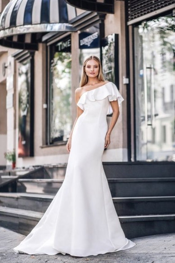 simple fishtail wedding dress