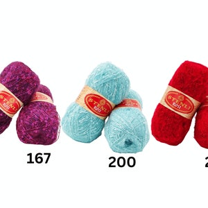 Puede incluir: Tres ovillos de hilo en diferentes colores: morado oscuro, azul claro y rojo brillante. Cada ovillo tiene una etiqueta que dice "Stenli Rossi" en letras rojas y blancas.