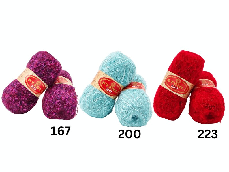 Puede incluir: Tres ovillos de hilo en diferentes colores: morado oscuro, azul claro y rojo brillante. Cada ovillo tiene una etiqueta que dice "Stenli Rossi" en letras rojas y blancas.