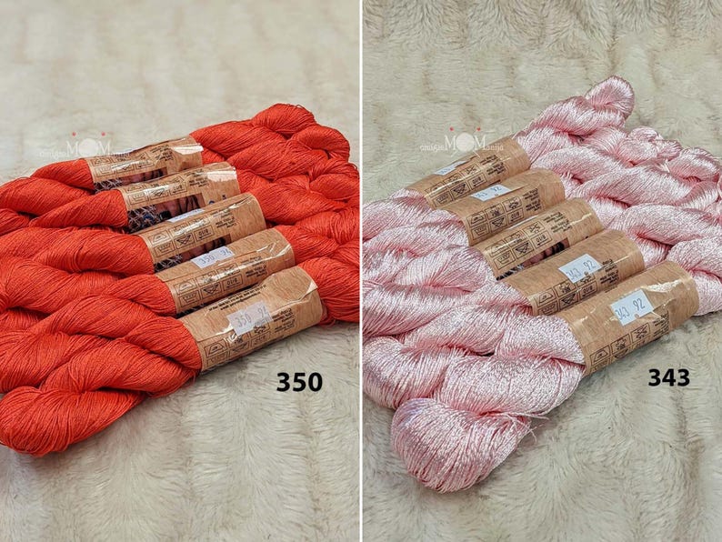以下が含まれることがあります： 赤い糸とピンクの糸の刺繍糸が2つ巻かれた糸巻き。糸巻きには350と343の番号が付けられています。