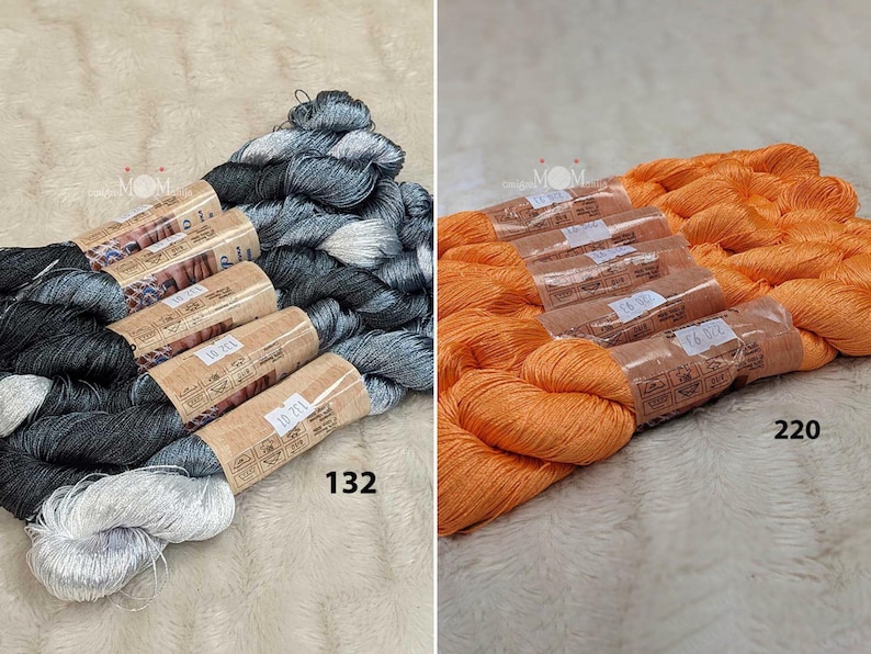 以下が含まれることがあります： 刺繍糸のセットが2つ、1つは銀と黒、もう1つはオレンジです。糸は、"132"と"220"と書かれた紙巻きボビンに巻かれています。
