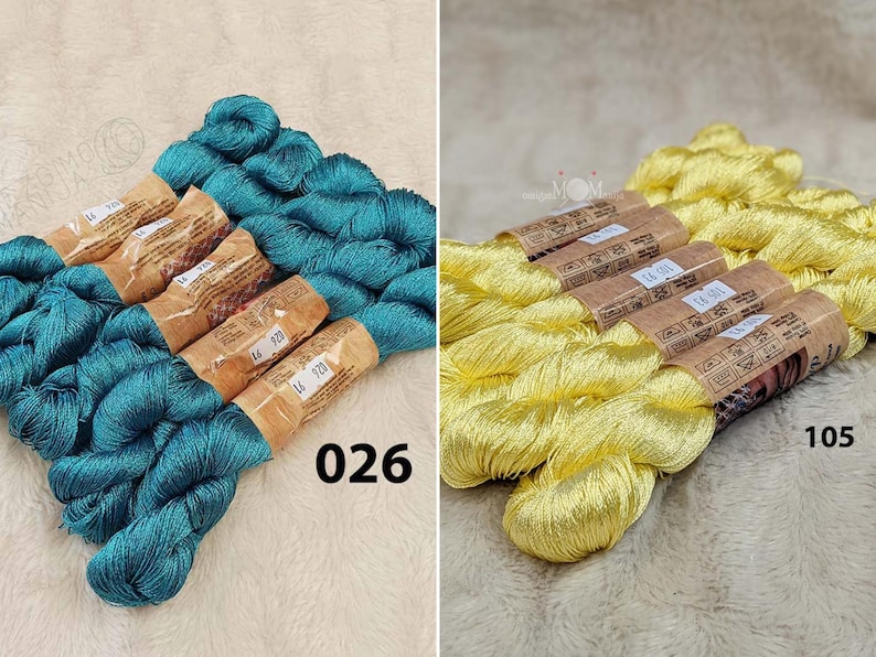 以下が含まれることがあります： 2つの刺繍糸の糸巻き、1つはティールブルー、もう1つはイエロー。糸巻きは茶色の紙で包まれており、ティールブルーの糸巻きには「14 720」と「026」、イエローの糸巻きには「105」という白い文字が書かれています。