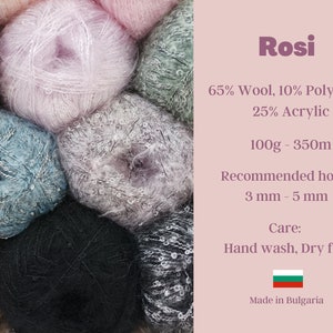 Puede incluir: Primer plano de varios ovillos de hilo en varios colores, incluyendo rosa, azul, gris y negro. El hilo es suave y esponjoso, con un brillo sutil. El hilo est&aacute; etiquetado como "Rosi" y est&aacute; hecho de 65% lana, 10% poli&eacute;ster y 25% acr&iacute;lico. El hilo pesa 100 gramos y tiene 350 metros de largo. El tama&ntilde;o de gancho recomendado es de 3 mm a 5 mm. El hilo es lavable a mano y debe secarse en plano. El hilo est&aacute; hecho en Bulgaria.