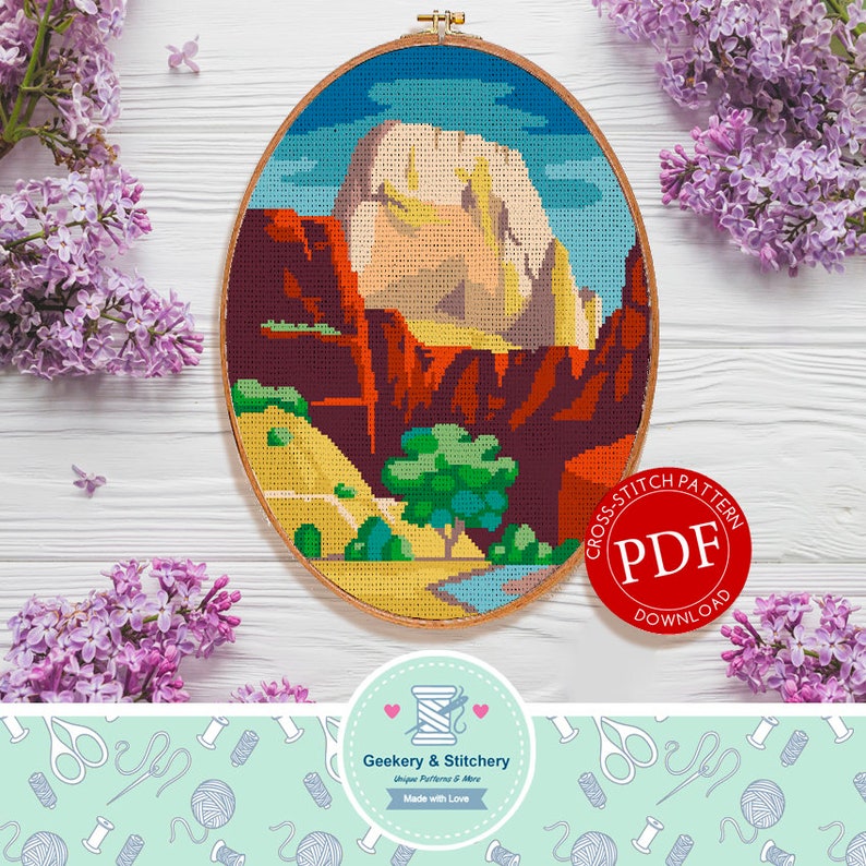 Op de afbeelding: Een kruissteekpatroon van een woestijnlandschap met een grote rotsformatie op de achtergrond. Het patroon is in een ronde borduurring en is beschikbaar als PDF-download. De tekst "CROSS-STITCH PATTERN PDF DOWNLOAD" staat op een rode cirkel.