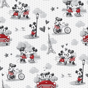 Puede incluir: Un fondo blanco con un patr&oacute;n repetido de Mickey Mouse y Minnie Mouse en varias poses. Est&aacute;n en blanco y negro con acentos rojos. El fondo tiene un patr&oacute;n de lunares grises.