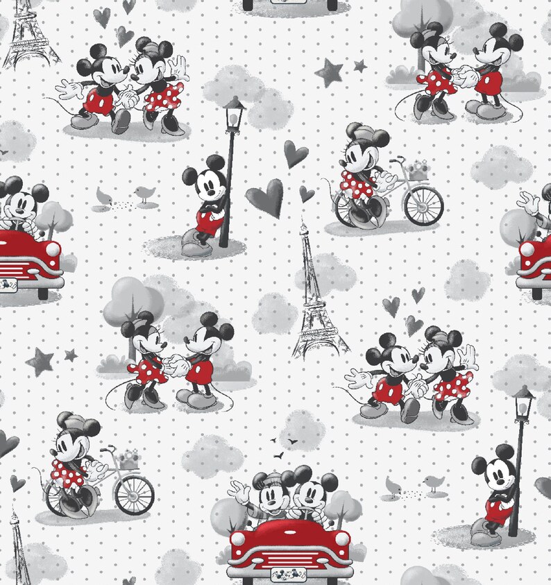 Puede incluir: Un fondo blanco con un patr&oacute;n repetido de Mickey Mouse y Minnie Mouse en varias poses. Est&aacute;n en blanco y negro con acentos rojos. El fondo tiene un patr&oacute;n de lunares grises.