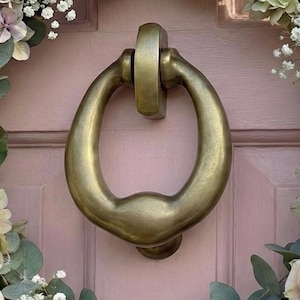 IronmongeryWorld Solid Forged Brass Ring Door Knocker – Round Design For Country Cottages