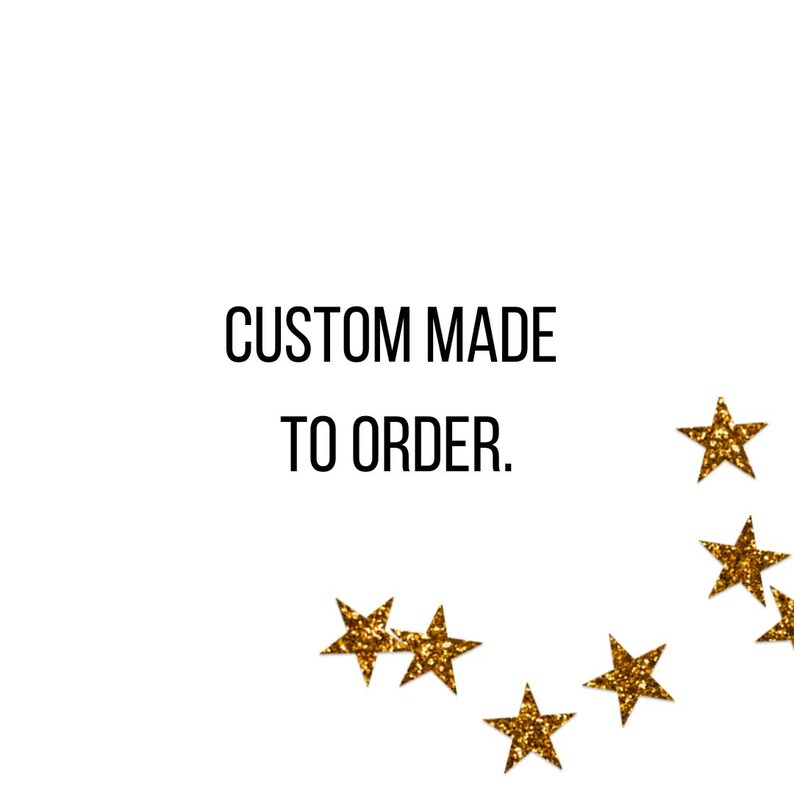 Pu&ograve; includere: Uno sfondo bianco con il testo nero CUSTOM MADE TO ORDER. centrato. Diverse stelle a cinque punte con una finitura glitterata dorata testurizzata sono disposte in modo sparso sul lato inferiore destro dell'immagine.