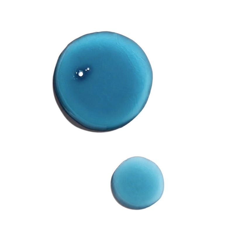 K&ouml;nnte beinhalten: Zwei kreisf&ouml;rmige Fl&uuml;ssigkeitsansammlungen, eine deutlich gr&ouml;&szlig;er als die andere, beide in einer leuchtenden, durchscheinenden cyanblauen Farbe. Die gr&ouml;&szlig;ere Ansammlung weist eine kleine, deutliche Luftblase nahe ihrem oberen linken Rand auf.