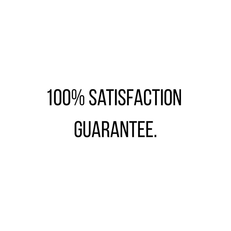 Pu&ograve; includere: Un design grafico che presenta il testo nero 100% SATISFACTION GUARANTEE. centrato su uno sfondo bianco uniforme. Il carattere &egrave; un font sans-serif pulito con uno spessore del tratto uniforme, che presenta il messaggio su due righe.