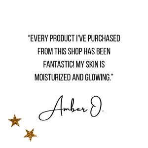 K&ouml;nnte beinhalten: Eine Kundenbewertungsgrafik mit dem schwarzen Text: EVERY PRODUCT I'VE PURCHASED FROM THIS SHOP HAS BEEN FANTASTIC! MY SKIN IS MOISTURIZED AND GLOWING. Der Name Amber J. steht darunter in einer schwarzen Schreibschrift, erg&auml;nzt durch zwei goldene Sterne.