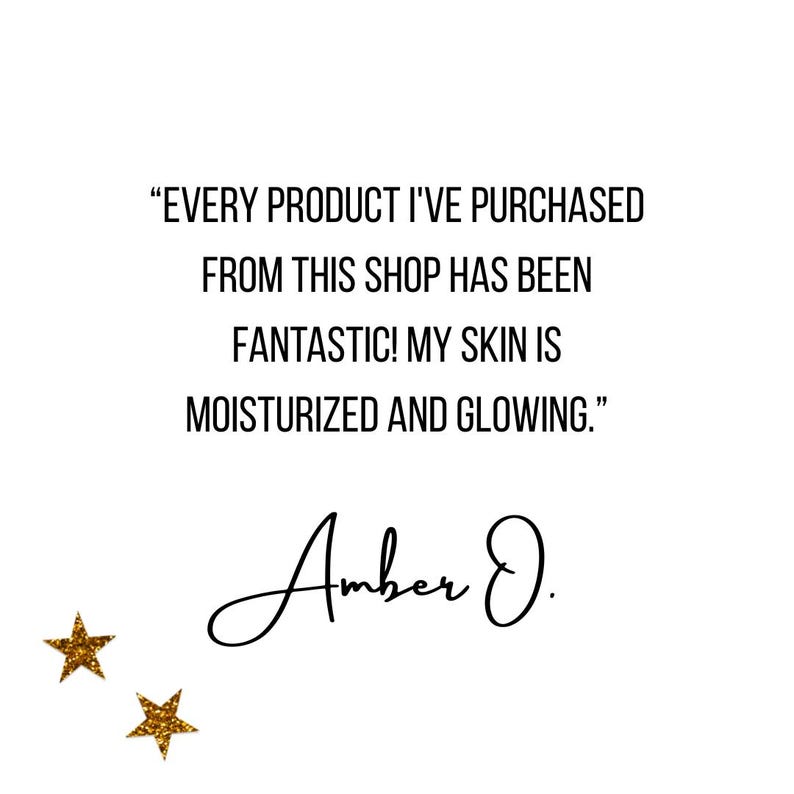 K&ouml;nnte beinhalten: Eine Kundenbewertungsgrafik mit dem schwarzen Text: EVERY PRODUCT I'VE PURCHASED FROM THIS SHOP HAS BEEN FANTASTIC! MY SKIN IS MOISTURIZED AND GLOWING. Der Name Amber J. steht darunter in einer schwarzen Schreibschrift, erg&auml;nzt durch zwei goldene Sterne.
