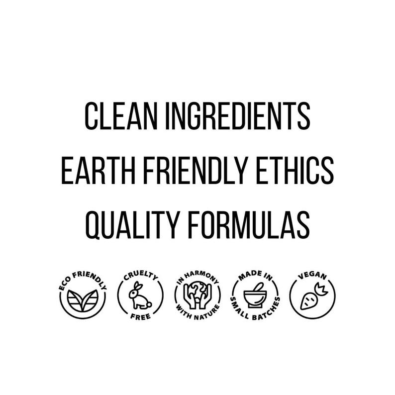 Pu&ograve; includere: Una grafica bianca con il testo nero CLEAN INGREDIENTS, EARTH FRIENDLY ETHICS e QUALITY FORMULAS. Sotto il testo ci sono cinque icone circolari che rappresentano Eco Friendly, Cruelty Free, In Harmony With Nature, Made In Small Batches e Vegan.
