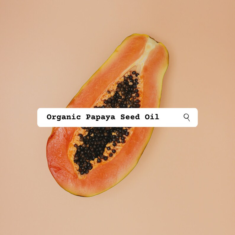 Pu&ograve; includere: Una papaia tagliata a met&agrave; con polpa arancione e numerosi piccoli semi neri, sovrapposta a una barra di ricerca rettangolare bianca contenente il testo nero Organic Papaya Seed Oil e un'icona a forma di lente d'ingrandimento su sfondo pesca.