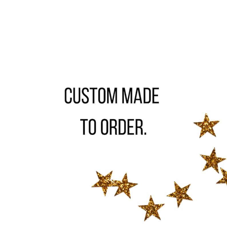 K&ouml;nnte beinhalten: Ein wei&szlig;er Hintergrund mit dem schwarzen Text CUSTOM MADE TO ORDER. in der Mitte. Um den Text herum sind mehrere f&uuml;nfzackige Sterne mit einer strukturierten Goldglitter-Oberfl&auml;che in einem verstreuten Muster auf der unteren rechten Seite angeordnet.