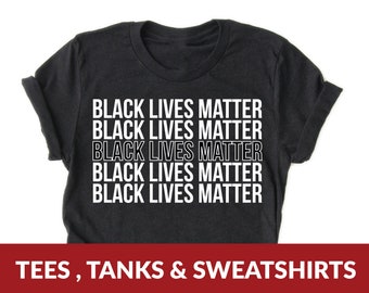 Może przedstawiać: Czarny T-shirt z tekstem "Black Lives Matter" powtórzonym pięć razy na biało. Tekst jest ułożony pionowo w środku koszulki. Koszulka leży na białym tle. Tees, Tanks & Sweatshirts.
