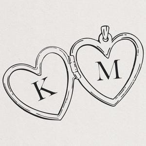 Può includere: Disegno a tratto nero e bianco di un medaglione a forma di cuore. Il medaglione è aperto, rivelando le lettere "K" e "M" all'interno. Il medaglione ha un design a cerniera e un piccolo anello nella parte superiore.