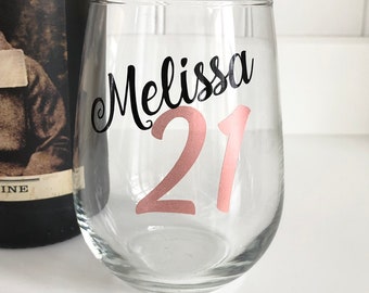 Bicchiere da vino per il 21° compleanno/Bicchiere per il 21° compleanno personalizzato/Regalo per il 21° compleanno/Finalmente 21/Regalo di compleanno per lei/Finalmente legale/Saluti al 21