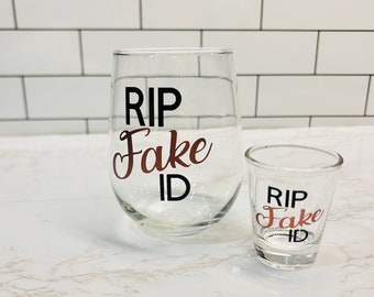 RIP Regalo con documento d'identità falso/Bicchiere da vino per il 21° compleanno/Bicchiere da shot per il 21° compleanno/Regalo divertente per il 21° compleanno/Idee regalo per il 21° compleanno/Regalo personalizzato per il 21° compleanno