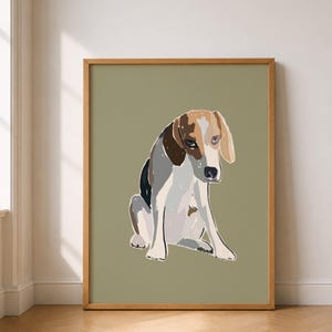 Könnte beinhalten: Ein gerahmter Wandkunstdruck mit einer stilisierten Illustration eines sitzenden Beagle-Hundes. Der Hund hat braune, weiße und schwarze Flecken und ist vor einem einfarbigen olivgrünen Hintergrund dargestellt. Der Rahmen besteht aus hellem Holz.