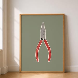 Könnte beinhalten: Ein gerahmter Kunstdruck mit einer zentrierten Illustration einer Spitzzange. Die Zange hat einen grauen Metallkopf und leuchtend rote Griffe, platziert vor einem einfarbigen, gedeckten salbeigrünen Hintergrund in einem hellen Holzrahmen.