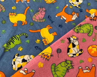 Flanell-Pyjamahose mit Katzenmotiv in Rosa oder Blau. Passende Familienpyjamas, Loungewear, erhältlich in den Größen XS–XXL. Das perfekte Geschenk für Katzenliebhaber.