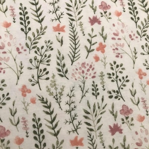 Könnte beinhalten: Ein Stoff mit einem sich wiederholenden Blumenmuster. Das Design zeigt verschiedene grüne, rosa und pfirsichfarbene botanische Elemente, darunter Blätter und Blumen, auf weißem Hintergrund. Das Muster ist zart und detailliert.