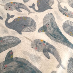 フランネル - クジラとイッカクのフランネル パジャマ パンツ、ラウンジ パンツ、お揃いのファミリー パジャマ、XS から XXL までのサイズがあり、サイド ポケットが深くなっています。 画像 1