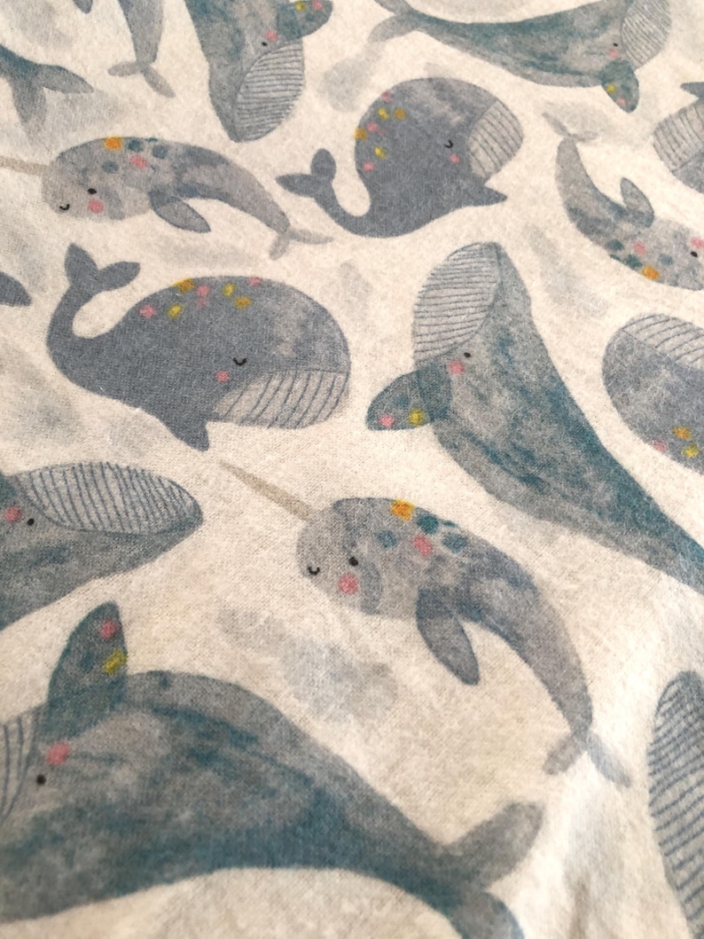 フランネル - クジラとイッカクのフランネル パジャマ パンツ、ラウンジ パンツ、お揃いのファミリー パジャマ、XS から XXL までのサイズがあり、サイド ポケットが深くなっています。 画像 1