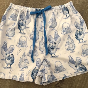 Blå och vita tuppar i bomull, kycklingpyjamasshorts - strandshorts, pyjamasshorts, pyjamasshorts, finns i storlekarna XS-XXL med justerbar midja bild 1