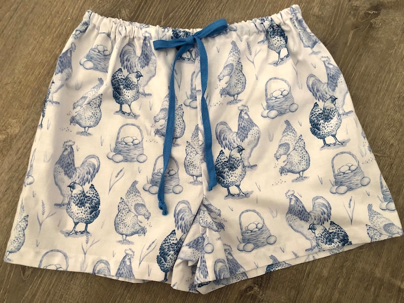 Blå och vita tuppar i bomull, kycklingpyjamasshorts - strandshorts, pyjamasshorts, pyjamasshorts, finns i storlekarna XS-XXL med justerbar midja bild 1