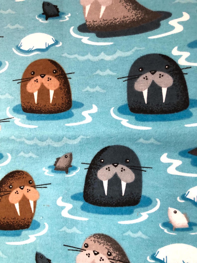 Może przedstawiać: Niebieskie tło z powtarzającym się wzorem mors&oacute;w i ryb. Morsy są brązowe, szare i czarne i mają białe kły. Ryby są białe i szare.