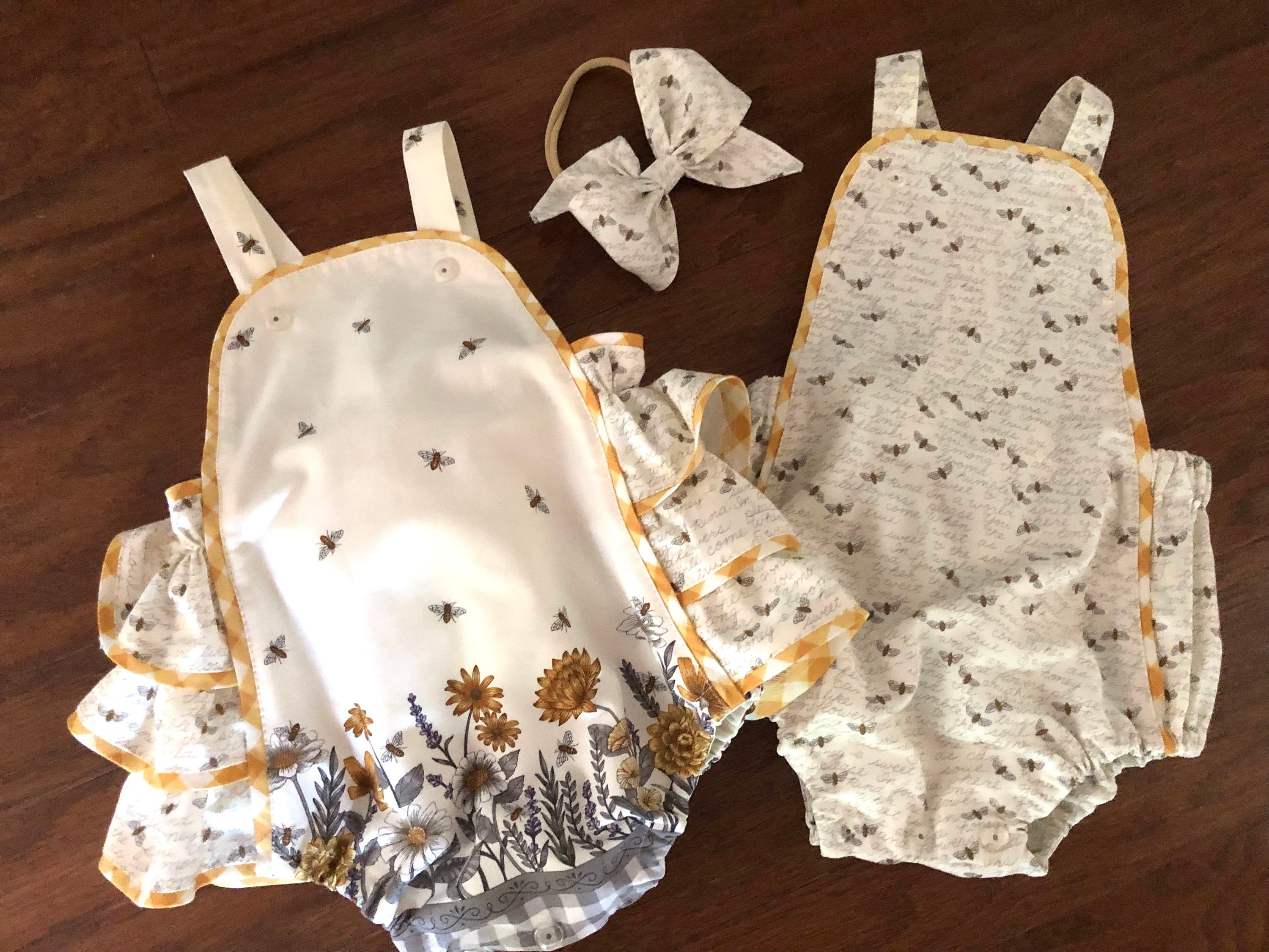 1st "BEE" day Cake Smash Outfit, Baby Girl/Boy Bubble Romper, Boy romper,Twin Romper outfit, , first birthday outfit,Bee Birthday Party