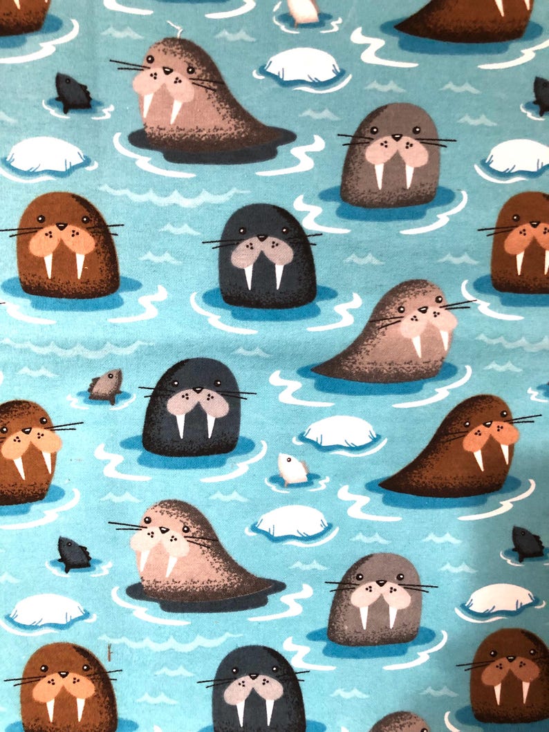 Może przedstawiać: Niebieski materiał z powtarzającym się wzorem pływających w wodzie morsa. Morsy są brązowe, szare i czarne z białymi kłami. Wz&oacute;r zawiera r&oacute;wnież małe białe kry lodowe i ryby.