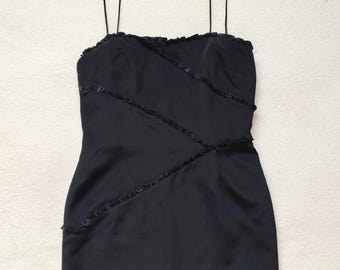Nuevo vestido negro de seda de lujo - Elegante vestido de noche, cóctel o boda - Tirantes finos - Detalles románticos con volantes - David Meister - Talla XS/S