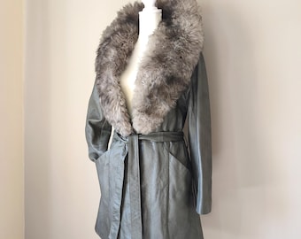 Abrigo vintage de lujo Penny Lane, gabardina glamurosa de cuero gris suave - Cuello de borrego de piel de cordero auténtica - Estilo bohemio - Estilo esposa de mafioso - Talla XS/S de BRAKER'S