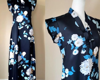 Vestido largo Cheongsam vintage de los años 70, hecho en Hawái - Estampado floral azul, blanco y peonía - Vestido elegante de cóctel para fiestas en el jardín - Talla pequeña - S Tall
