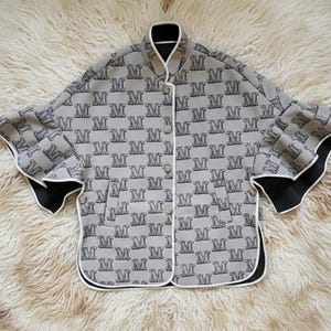 Abrigo/capa de lana de lujo vintage Max Mara - Beige/Marrón - Chaqueta con estampado de la letra M en color topo - Mangas con volantes - Talla M/L