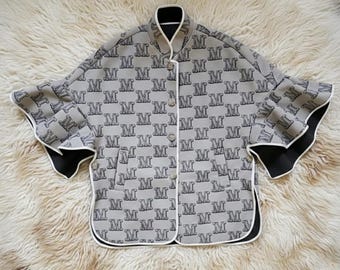 Abrigo/capa de lana de lujo vintage - Chaqueta tipo coche beige/marrón - Estampado de la letra M en color topo - Mangas con volantes - Talla M/L