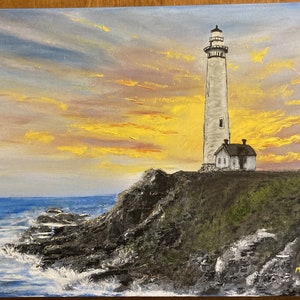 Puede incluir: Una pintura de un faro blanco en un acantilado rocoso con vistas a un océano azul. El cielo es una mezcla de amarillo, rosa y azul con nubes. La pintura está firmada "Myers" en la esquina inferior derecha.
