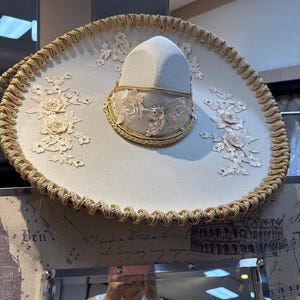 Charro Hat Mariachi Hat Ivory mit Champagner Akzenten. Der Hutrand kann individuell angepasst werden