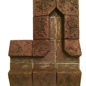 Pode incluir: Um conjunto de azulejos texturados marrons e verdes que podem ser usados para criar um edif&iacute;cio ou estrutura em miniatura. Os azulejos s&atilde;o projetados para se assemelhar a pedra ou tijolo e t&ecirc;m um aspecto desgastado.