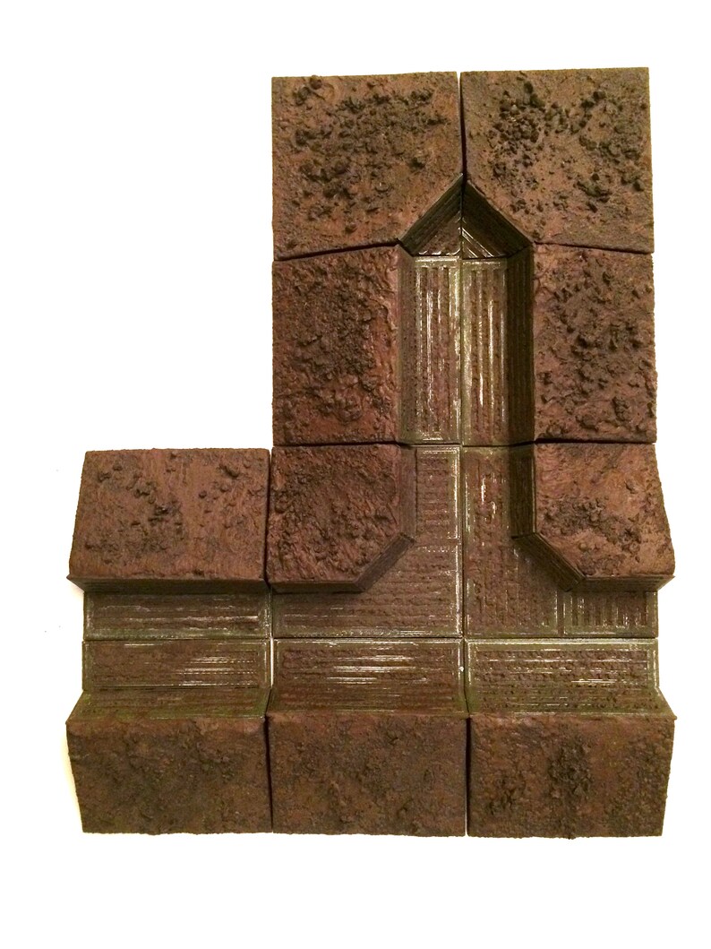 Pode incluir: Um conjunto de azulejos texturados marrons e verdes que podem ser usados para criar um edif&iacute;cio ou estrutura em miniatura. Os azulejos s&atilde;o projetados para se assemelhar a pedra ou tijolo e t&ecirc;m um aspecto desgastado.