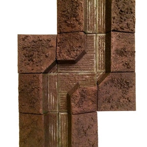 Pode incluir: Um conjunto de azulejos texturados marrons e cinzentos com um design em relevo. Os azulejos s&atilde;o dispostos em um padr&atilde;o para criar um caminho ou uma passarela.